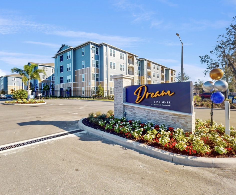 Dream Kissimmee a sign in front of a building